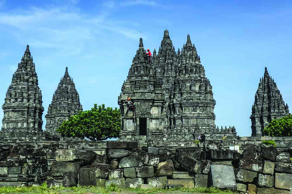 Petugas melakukan pembersihan situs candi di kawasan kompleks Candi Prambanan, Sleman, Selasa (21/3). Balai Pelestari Kebudayaan Wilayah DIJ melakukan pembersihan bangunan candi. kegiatan itu rutin dilakukan untuk membersihakan situs dari kerak jamur, lum