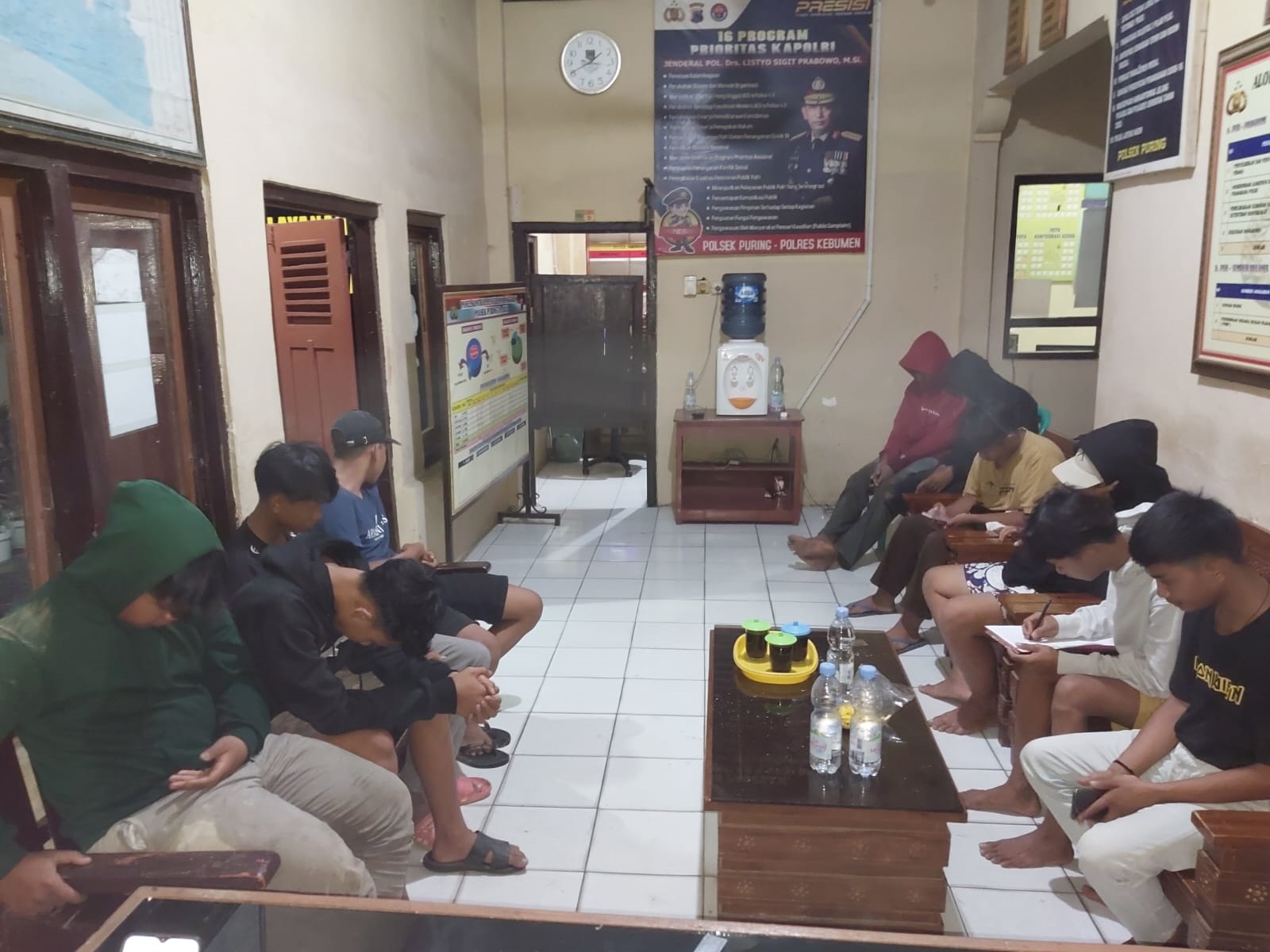 DITANGKAP: Sejumlah pelajar, yang mayoritas masih di bawah umur, ditangkap jajaran Polsek Puring, kebumen karena kedapatan hendak melakukan perang sarung. Polres Kebumen mengancam akan menjerat pidana pelaku perang sarung. (POLRES KEBUMEN UNTUK RADAR KEBU