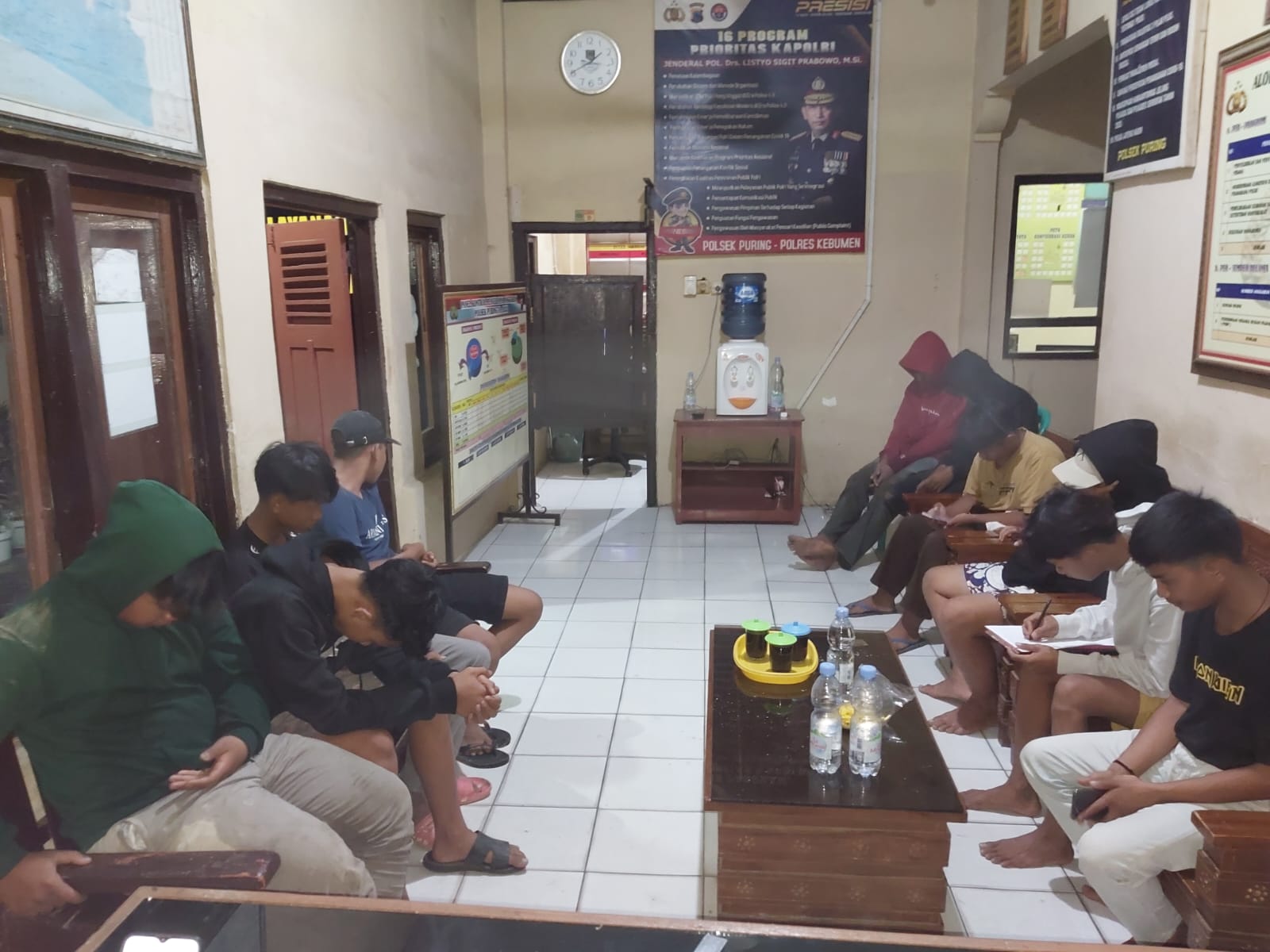 DIAMANKAN : Belasan anak dibawah umur digiring ke Mapolsek Puring karena diduga ikut terlibat aksi perang sarung.