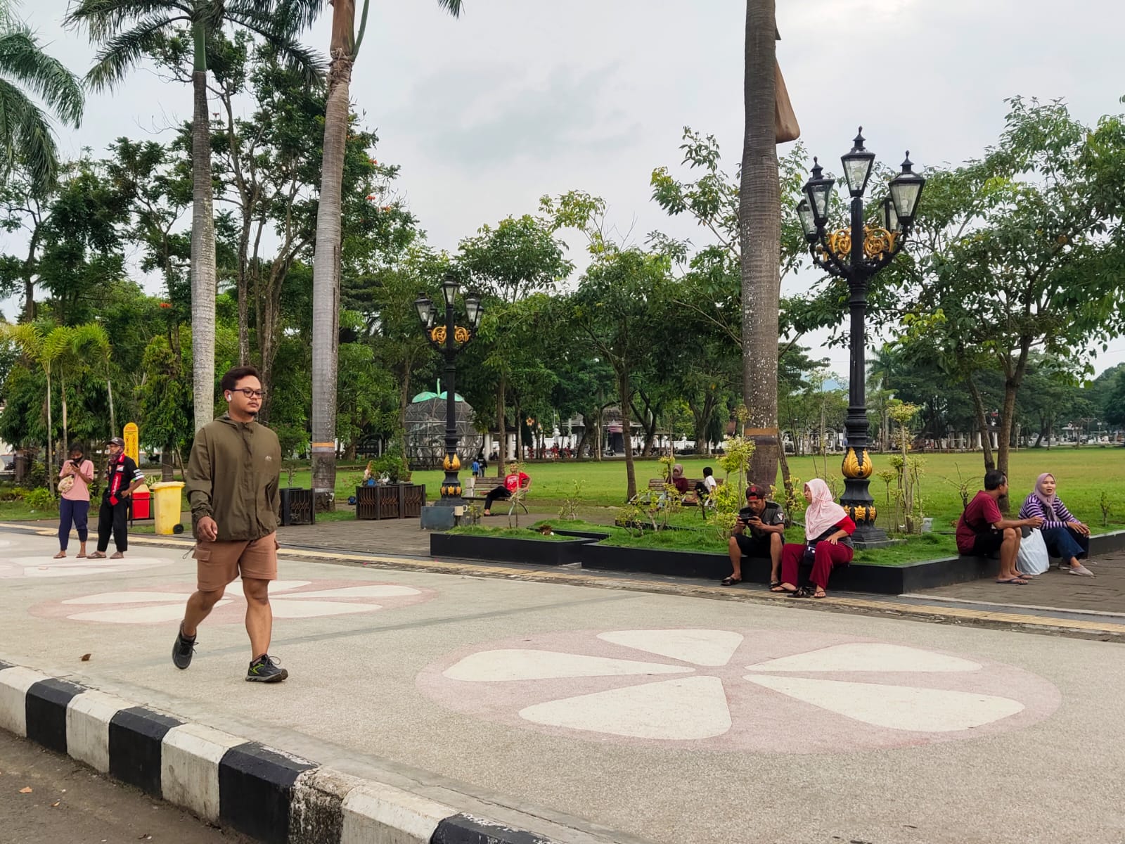 Suasana Alun-Alun Purworejo pada Jumat (24/3) sore menjadi tempat favorit untuk ngabuburit.