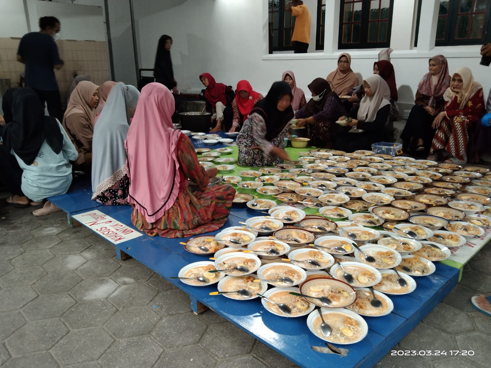 KOMPAK: Masyarakat yang ikut dalam pembuatan takjil bubur sayur di Masjid Sabilurrosyad atau Masjid Kauman, Pandak, Bantul kemarin (29/3). DOKUMENTASI TAKMIR MASJID SABILURROSYAD