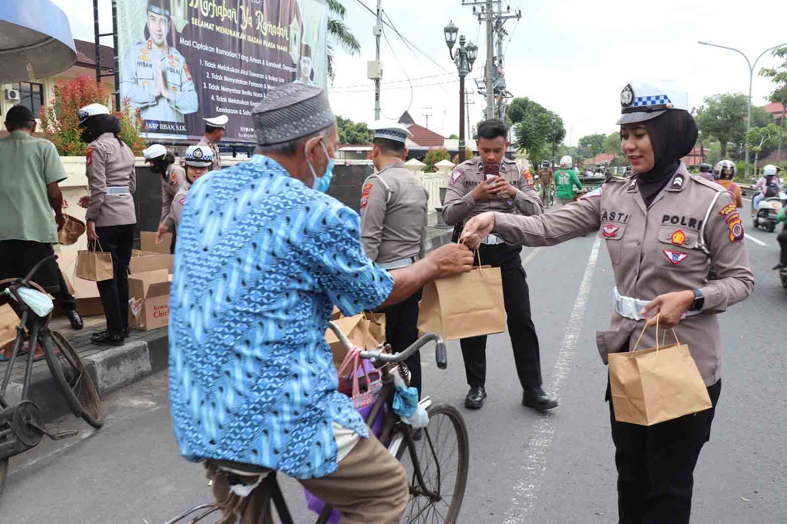 RAMAH: Anggota Polres Bantul saat melaksanakan bagi-bagi takjil kepada pengguna jalan yang melintas di depan Polres Bantul, Kamis (30/3). FOTO// DOKUMENTASI HUMAS POLRES BANTUL