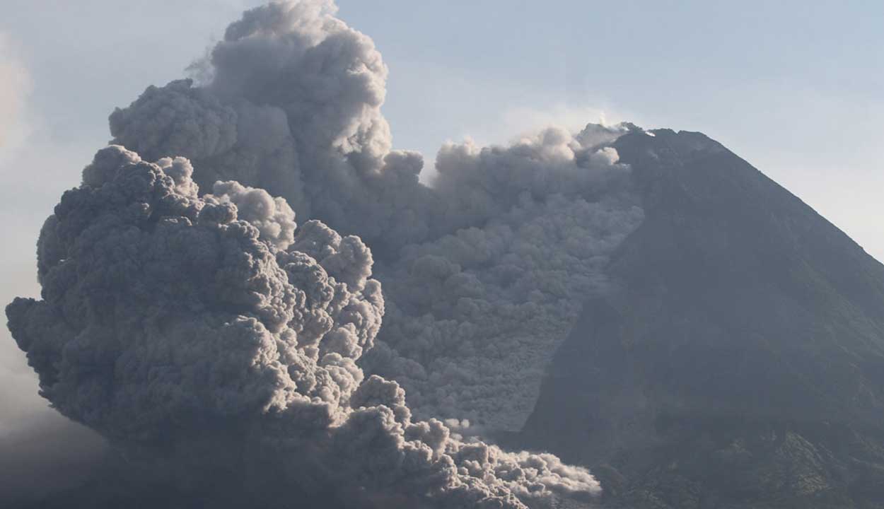 Guguran awan panas terlihat dari Kaliurang selatan, Srumbung, Magelang, pukul 07:56, kemarin (12/3). (ELANG KHARISMA DEWANGGA/RADAR JOGJA)