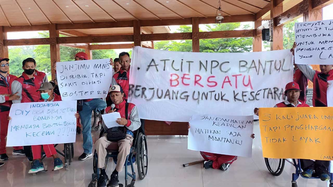 TUNTUTAN : Suasana saat para atlet difabel yang tergabung dalam NPC Bantul menyampaikan tuntutannya perihal kesteraan bonus ajang keolahragaan. Di Pendopo Parasamya II Kompleks Pemkab Bantul, Manding pada Kamis (16/3).(IWAN NURWANTO/RADAR JOGJA))