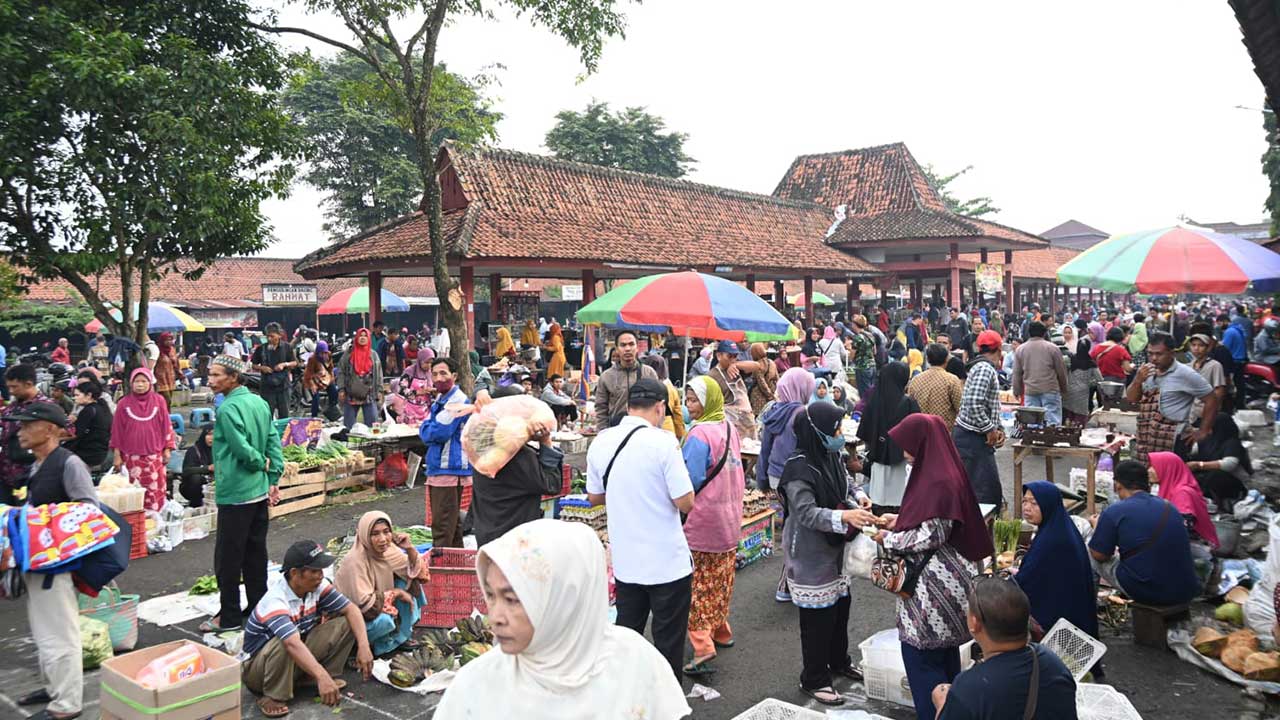 Keramaian Pasar Pagi di Stamplat Kol Kebumen. (M HAFIED/RADAR KEBUMEN)