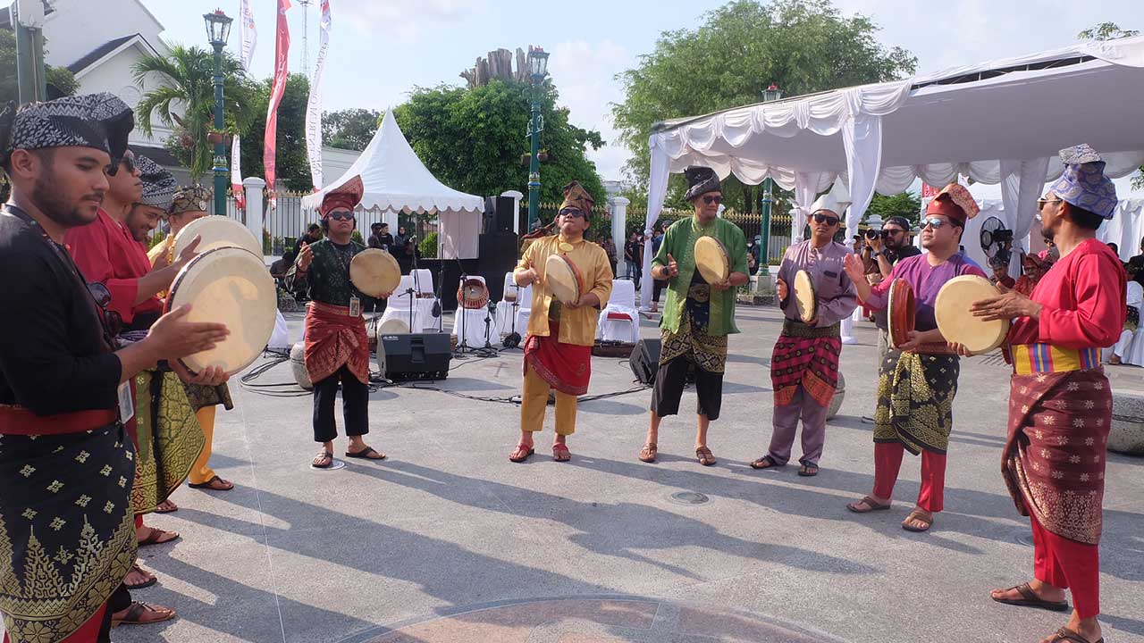 SINERGI: Kegiatan Jogja Bertanjak yang diselenggarakan Disbud Provinsi Riau kerja sama dengan Disbud Provinsi DIJ di kawasan Titik Nol Kilometer Jogjakarta dengan konsep performing art on the street, (14/3).(FAHMI FAHRIZA/RADAR JOGJA)