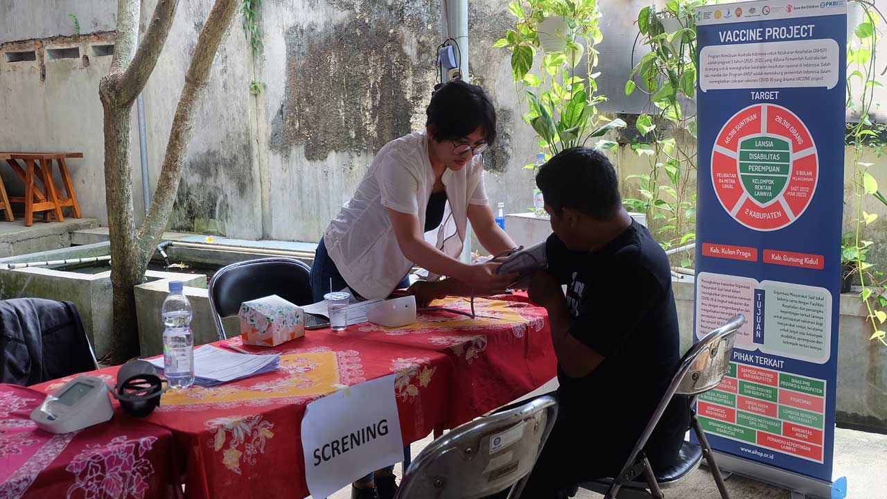 SKRINING: Pelaksanaan vaksinasi Covid -19 inklusif yang digelar di Kantor Perkumpulan Keluarga Berencana Indonesia (PKBI) Daerah Istimewa Jogjakarta (DIJ) (21/3).(FAHMI FAHRIZA/RADAR JOGJA)