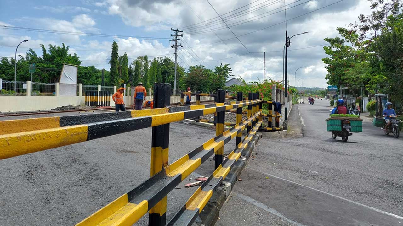 CEGAH LAKA: Petugas PT KAI Daop 6 Jogja saat melakukan perawatan perlintasan KA sisi timur Stasiun Wates Kulonprogo yang sudah ditutup.