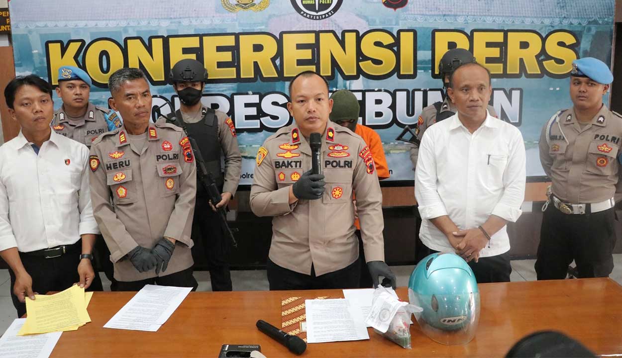 INTEROGASI : Wakapolres Kebumen Kompol Bakti Kautsar Ali menginterogasi tersangka AW yang berhasil ditangkap karena mengedarkan lima paket sabu. (HUMAS POLRES KEBUMEN UNTUK RADAR KEBUMEN)