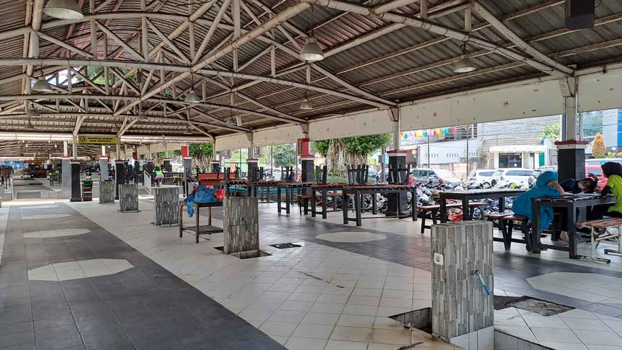 SEPI: Selter di pusat kuliner Tuin Van Java di Alun-alun Kota Magelang tampak sepi saat pagi hingga siang hari. Kebanyakan tutup dan membuka lapaknya pada sore hari. (Naila Nihayah/Radar Jogja)