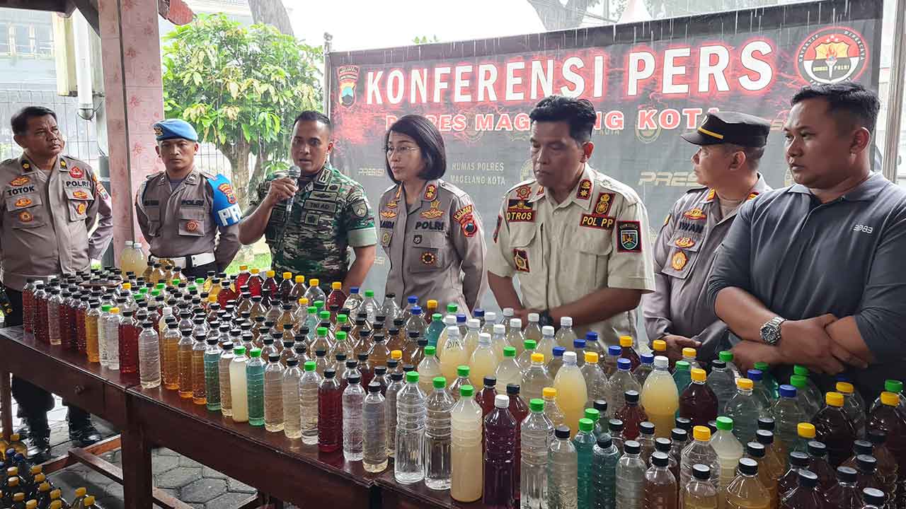 UNGKAP KASUS: Jajaran Polres Magelang Kota berhasil menyita sebanyak 844,3 liter minuman keras (miras) di tangan tiga pengecer. (Naila Nihayah/Radar Jogja)