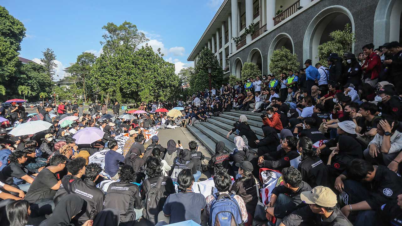 AKSI DAMAI: Mahasiswa UGM melakukan aksi damai di Balairung kemarin (13/3). Dalam orasinya, para mahasiswa menolak adanya uang pangkal. (ELANG KHARISMA DEWANGGA/RADAR JOGJA)