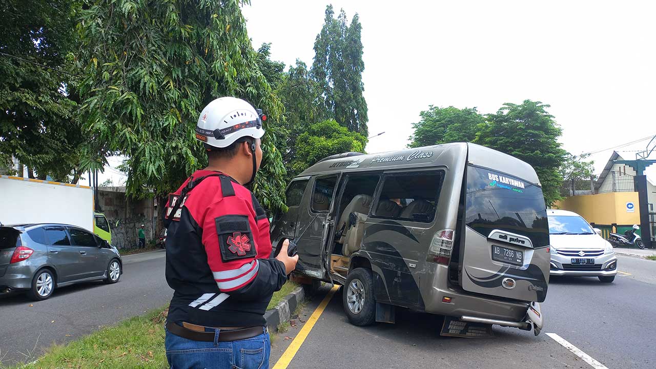 OLENG: Suasana pasca kejadian laka lantas di minibus di Jalan Ring Road Barat, Kalurahan Nogotirto, Gamping (14/3).(MEITIKA CANDRA LANTIVA/RADAR JOGJA )