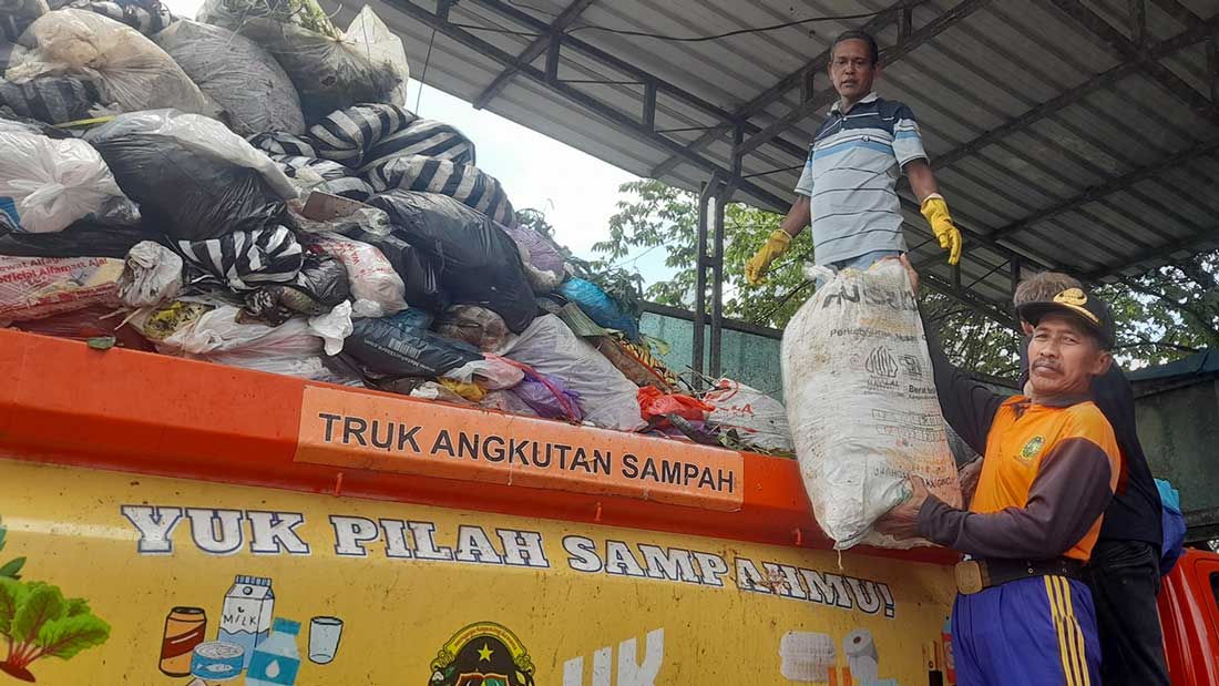 MENUMPUK: Aktivitas pengangkutan sampah di Depo Pengok,Demangan, Gondokusuman, Kota Jogja kemarin (30/3). (SITI FATIMAH/RADAR JOGJA )