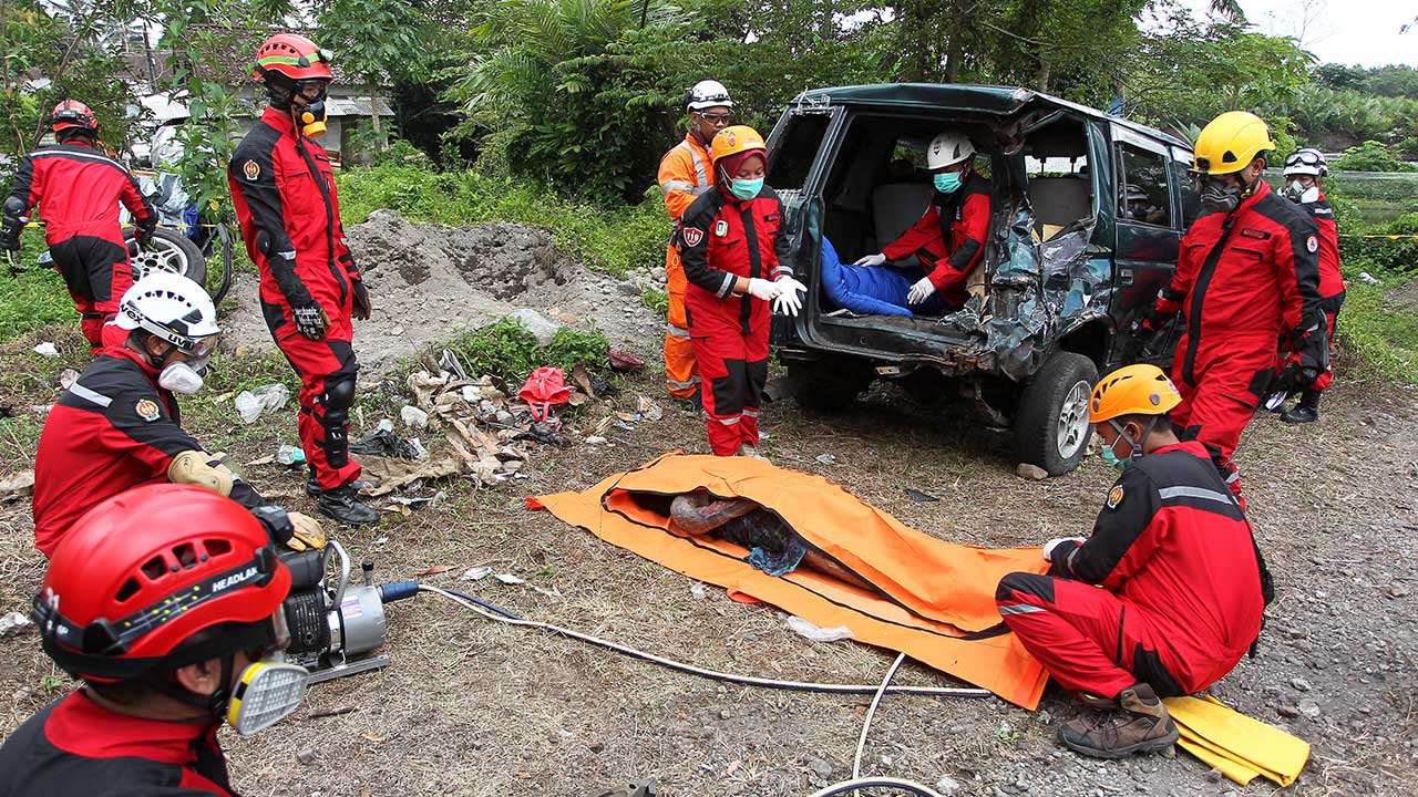 TANGGAP BENCANA: Tim USAR DIJ mengikuti pelatihan mengevakuasi korban bencana gempa bumi yang terjebak di dalam mobil, di belakang kantor Kapanewon Turi, Sleman, kemarin (9/3). (GUNTUR AGA TIRTANA/RADAR JOGJA)