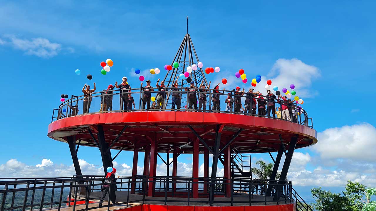 DAYA TARIK: Kendati baru diresmikan, namun menara langit Merapi yang berada di Ketep Pass mulai dilirik pengunjung. (Naila Nihayah/Radar Jogja)