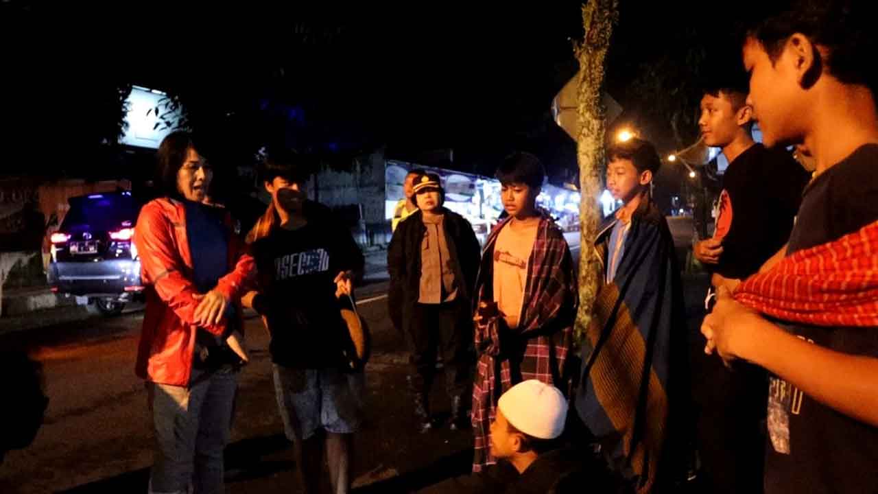 PATROLI: Kapolres Magelang Kota AKBP Yolanda Evalyn Sebayang turun ke jalan untuk ikut melakukan kegiatan patrolu harkamtibmas. Bahkan, sudah banyak para pemuda yang diamankan karena diindikasi hendak melakukan tawuran.