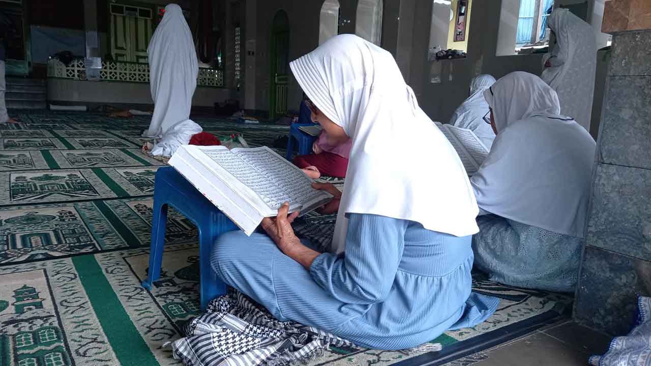 TEKUN: Beberapa santri sepuh tampak membaca Alquran dengan khusyuk. Selain santri perempuan, juga tampak santri laki-laki sepuh.