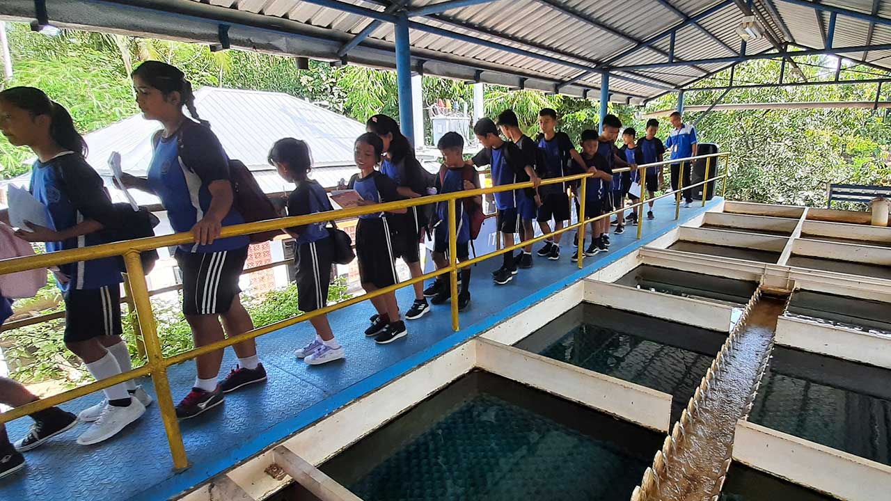 KUNJUNGAN: Pengisi materi edukasi anak menghadirkan Kepala Cabang Seropan, Samsudin nampak memberikan pengarahan kepada pelajar SDN Gombang 1, Ponjong di lokasi sistem penyediaan air minum SPAM IKK Gombang, Ponjong kemarin (21/3).(GUNAWAN/RADAR JOGJA )