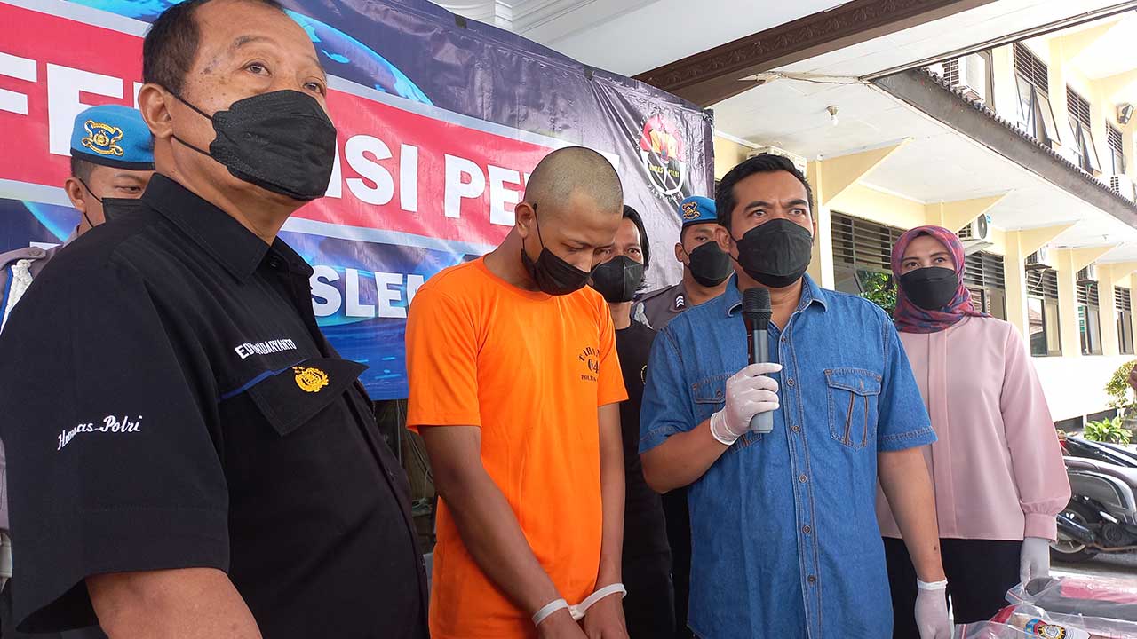 Polisi mengamankan KP tersangka penganiayaan berat tempat kejadian perkara di di lahan kosong selatan Pabrik GKBI atau belakang Mako Kodim Sleman. Kini KP ditahan di Mapolresta Sleman, kemarin (9/3). (MEITIKA CANDRA LANTIVA/RADAR JOGJA)
