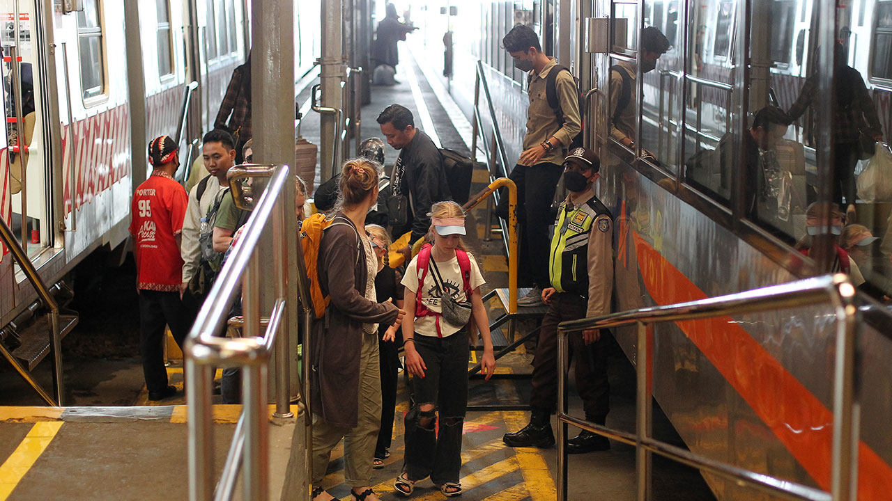 RAMAI BALIK: Penumpang KA tiba di Stasiun Tugu Jogja, kemarin (10/4). Keberangkatan dari Daop 6 sebelum Lebaran terbilang rendah (12-21 April) karena didominasi pemudik dari kota-kota besar. (GUNTUR AGA TIRTANA/RADAR JOGJA)