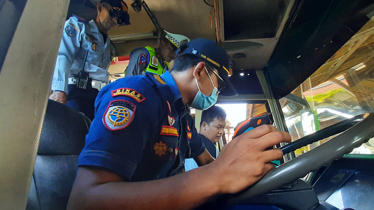 BIAR AMAN: Petugas melakukan pengecekan kendaraan atau ramcek perusahaan otobus (PO) di PO Maju Lancar, Playen kemarin (17/4). (GUNAWAN/RADAR JOGJA)