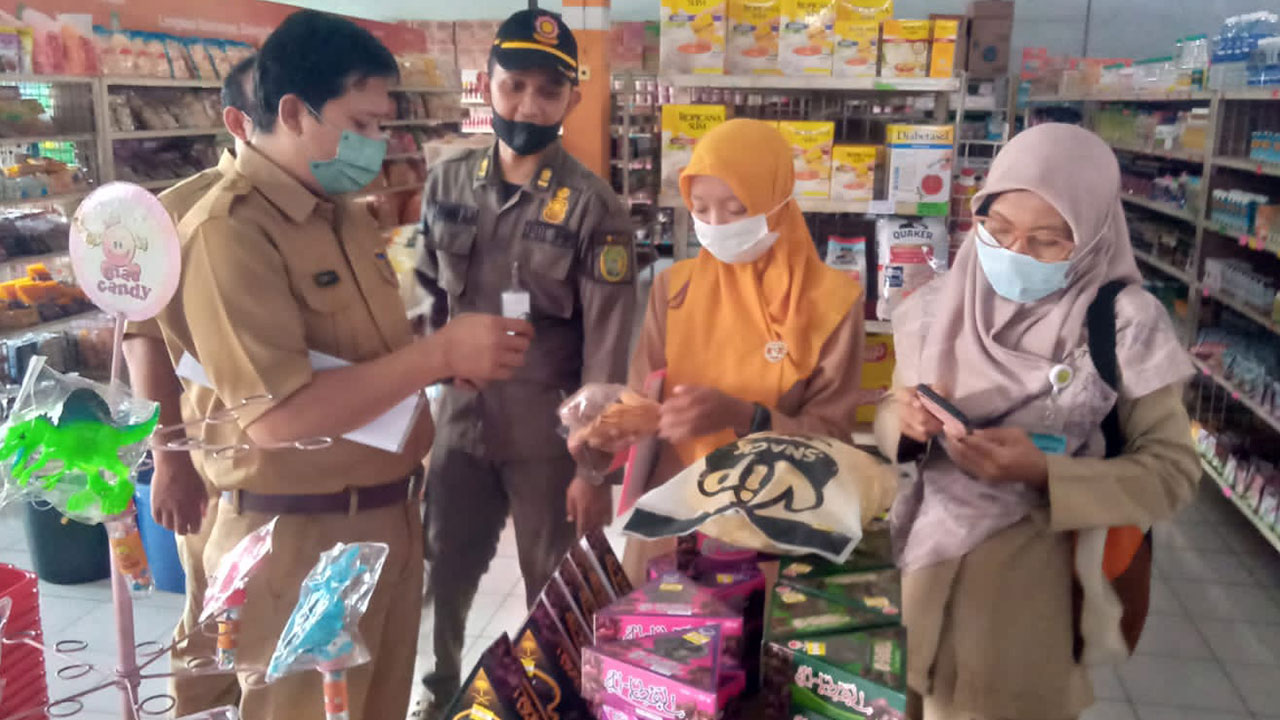 CEK KELAYAKAN: Petugas gabungan saat melakukan sidak produk pangan menjelang hari raya Idul Fitri di salah satu toko modern di Bantul pada Senin (10/4). Dari kegiatan tersebut petugas menemukan beberapa produk yang tidak layak jual. (HERU PURWANTO UNTUK R