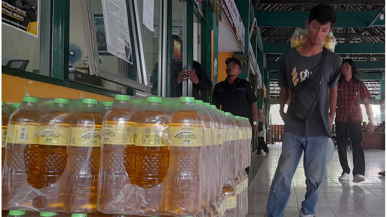 STOK CUKUP: Distributor memasok Minyakita di Segoro Amarto Pasar Beringharjo. (SITI FATIMAH/RADAR JOGJA)