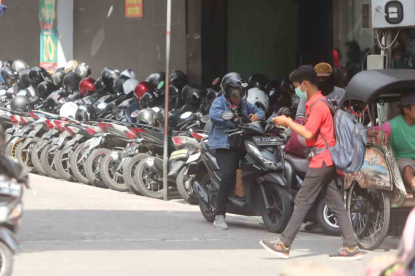 MEMBELUDAK: Deretan motor terparkir di Kawasan Malioboro, jogja, Rabu (19/4). Menyambut libur lebaran dan banyaknya wisatawan yang akan datang ke wilayah DIJ, pengelola parkir tidak boleh menaikan tarif parkir tinggi.