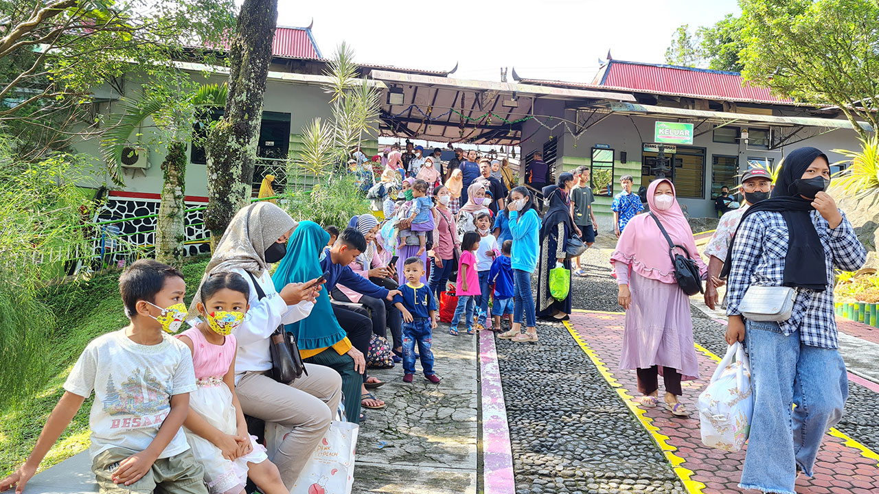SIAP DIKUNJUNGI: Beberapa pengunjung di TKL Ecopark tampak mengantre. Selama masa libur Lebaran, TKL Ecopark siap menerima kunjungan.(Naila Nihayah/Radar Jogja)