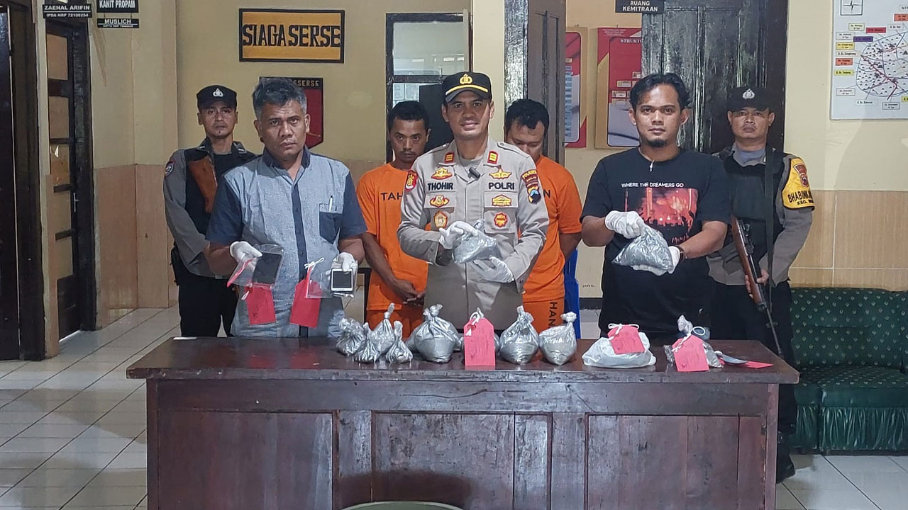DITANGKAP: Dua pelaku atas kepemilikan bahan peledak jenis petasan di wilayah Kecamatan Muntilan pada Sabtu (1/4) lalu. Muthohir untuk Radar Jogja