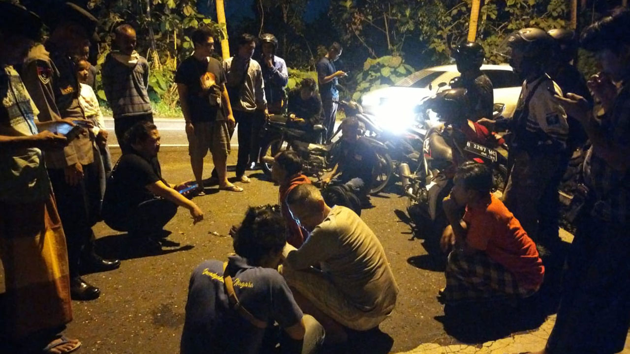GEGER: Warga sesaat ditemukannya korban perampasan dengan modus menawarkan tumpangan kendaraan di area PPSJ Pengasih, Kulonprogo, Minggu malam (2/4). Humas polres kulonprogo untuk radar jogja