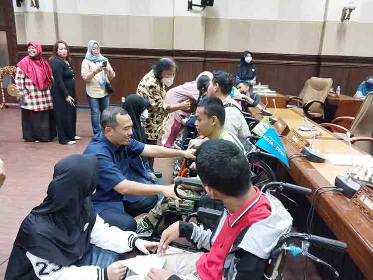 DEKAT: Wakil Ketua DPRD DIJ Huda Tri Yudiana saat menemui para penyandang celebral palsy. WULAN YANUARWATI/RADAR JOGJA