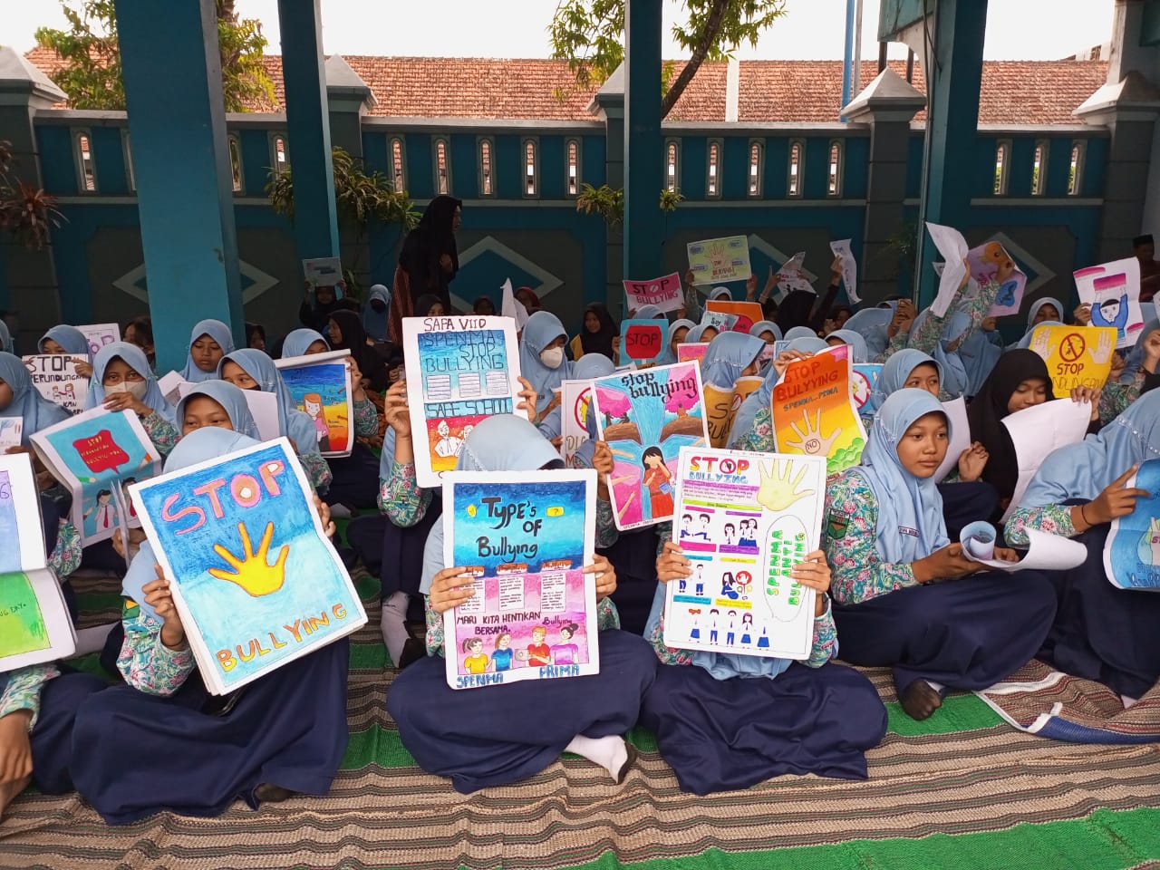 KREATIF : Siswa SMP Negeri 5 Kebumen menunjukkan poster karya masing-masing dengan tema tolak perundungan. M HAFIED/RADAR KEBUMEN
