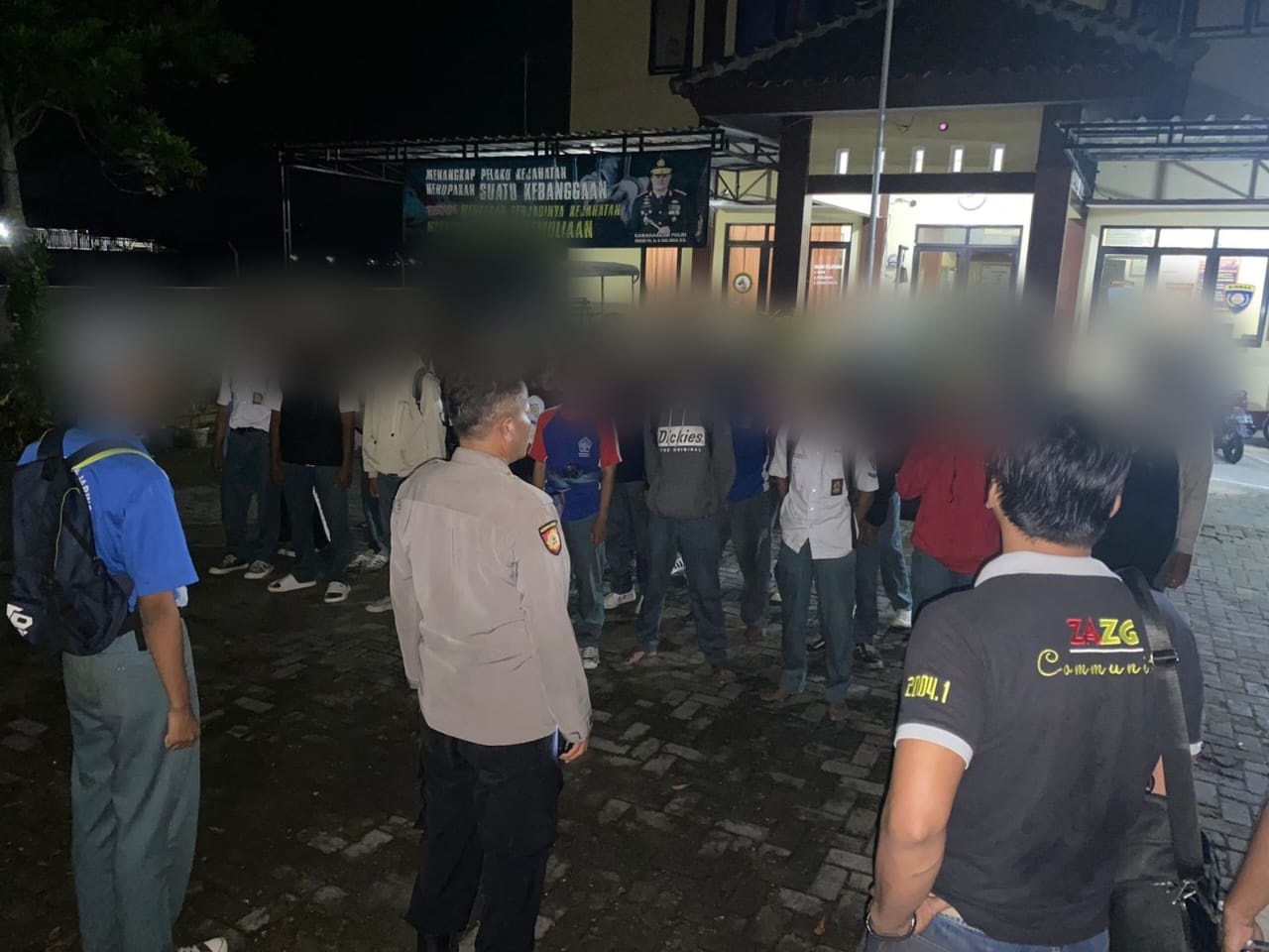 DIAMANKAN : Dua kelompok pelajar diamankan di Polsek Sruweng setelah diketahui akan melakukan tawuran. (POLRES KEBUMEN UNTUK RADAR KEBUMEN)