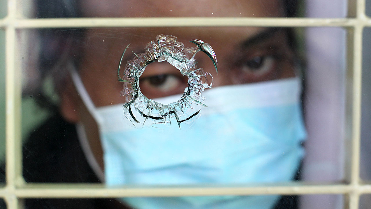 BOLONG: Kaca jendela Puskesmas Depok I di Maguwoharjo, Depok, Sleman, berlubang bekas sasaran aksi penembakan oleh orang tak dikenal, kemarin (12/5). Empat jendela bangunan puskesmas rusak dengan bekas lima lubang diduga terkena tembak karena di sekitar l