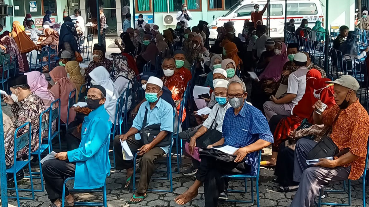 BIAR SEHAT - Para Calon Jamaah Haji (CJH) Kabupaten Gunungkidul menjalani vaksin meningitis di kantor Dinas Kesehatan (Dinkes) Kabupaten Gunungkidul kemarin (10/5) GUNAWAN/RADAR JOGJA