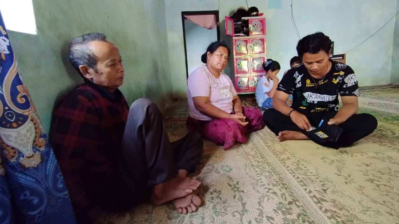 MASIH BERDUKA: Ngatiyo, 55, dan Tarmi, 47, kedua orang tua almarhum Aldi Apriyanto tampak sedih di rumahnya, Padukuhan Wuni, Kaluraham Nglindur, Kapanewon Girisubo, kemarin (16/5). GUNAWAN/RADAR JOGJA