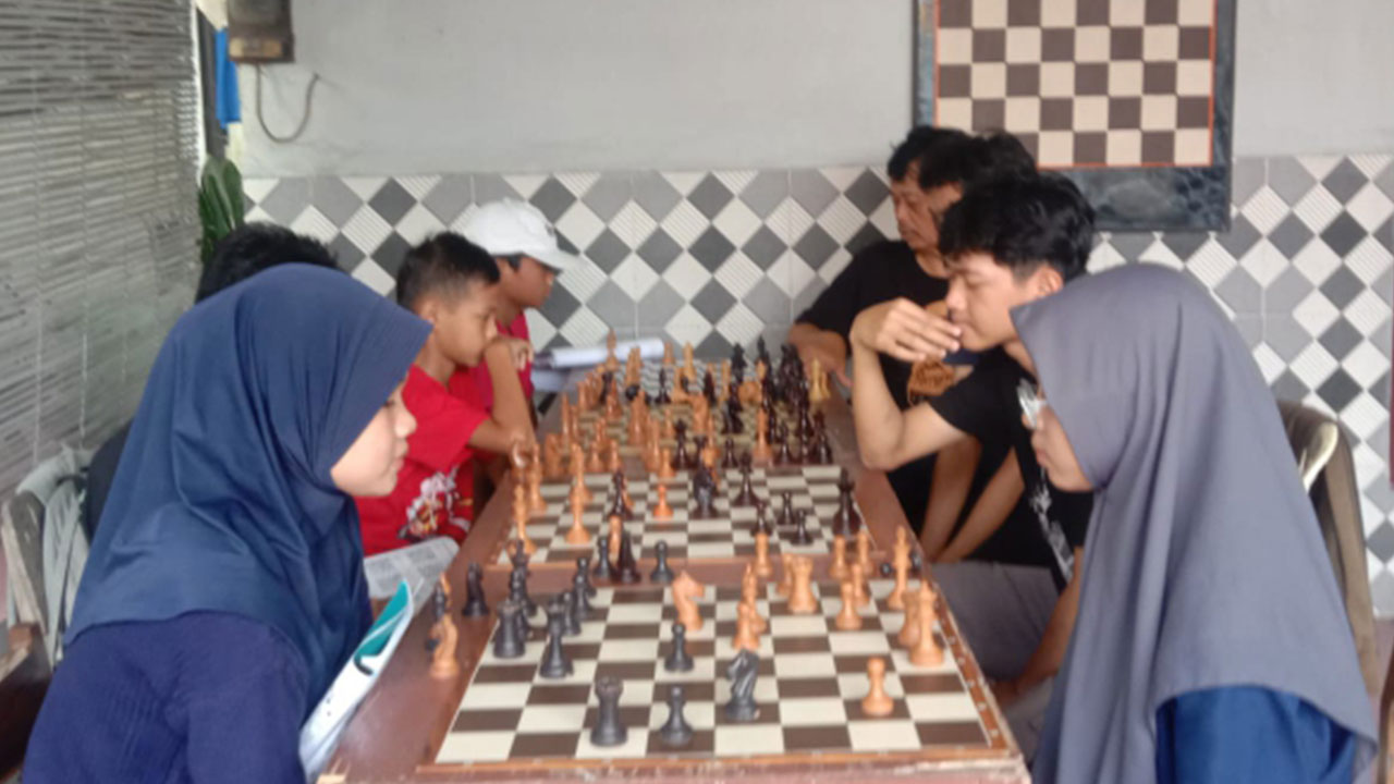 FOKUS: Atlet catur Kebumen menjalani sesi latihan rutin sebelum berangkat mengikuti gelaran Popda yang akan berlangsung di Purworejo. (PERCASI KEBUMEN UNTUK RADAR KEBUMEN)
