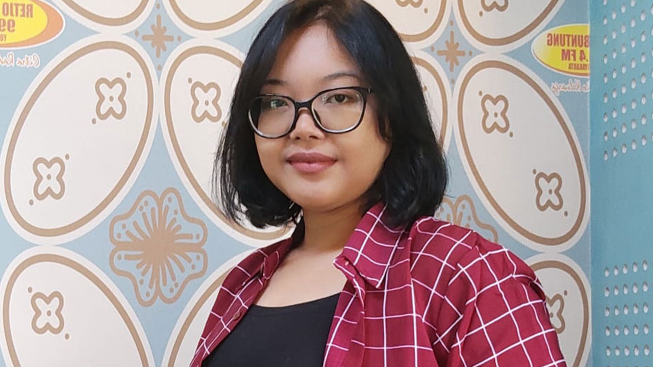 MOMEN KEBERSAMAAN: Frista Zeuny saat menggelar tradisi syawalan bersama rekan-rekannya di salah satu kafe di Jogjakarta. Tidak dengan mendatangi rumah masing-masing, syawalan mengambil lokasi dengan penyesuaian budget. (DOKUMENTASI PRIBADI)