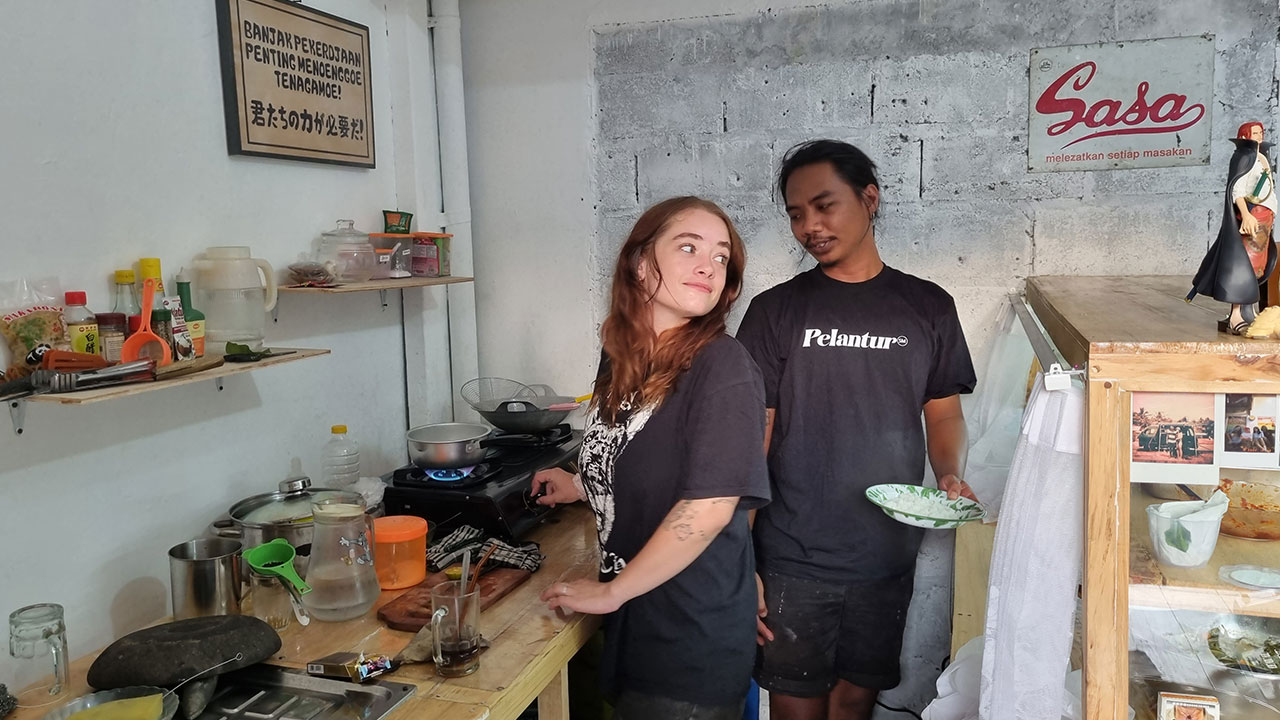 KERJA SAMA: M Yuniar mendirikan warung makan Warung Katresnan dengan kombinasi lokalitas masakan Ibu dan dukungan dari tunangannya asal Prancis. Fahmi Fahriza/radar jogja