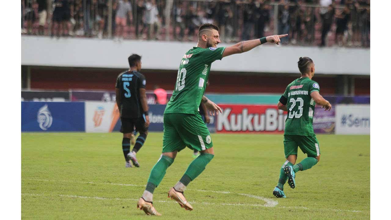 BERI YANG TERBAIK: Striker PSS Sleman Yevhen Bokhashvili melakukan selebrasi usai mencetak gol ke gawang Arema FC pada Liga 1 musim lalu di Maguwoharjo International Stadium. (GUNTUR AGA TIRTANA/RADAR JOGJA)