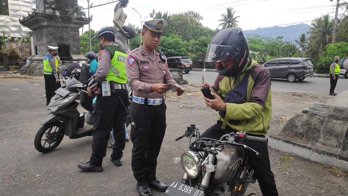 CATAT PELANGGARAN: Satlantas Polresta Magelang melakukan penilangan terhadap para pelanggar lalu lintas di beberapa ruas jalan. Baik tilang secara elektronik maupun manual. (Humas Polresta Magelang untuk radar jogja)