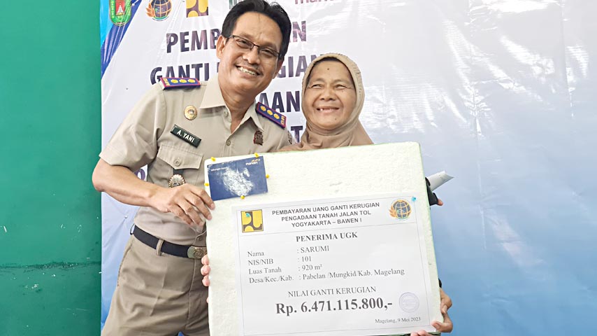 SEMRINGAH: Kepala Kantor BPN Kabupaten Magelang A Yani saat melakukan sesi foto bersama Sarumi, penerima UGR dengan total Rp 6 miliar di Balai Desa Pabelan, kemarin (9/5).