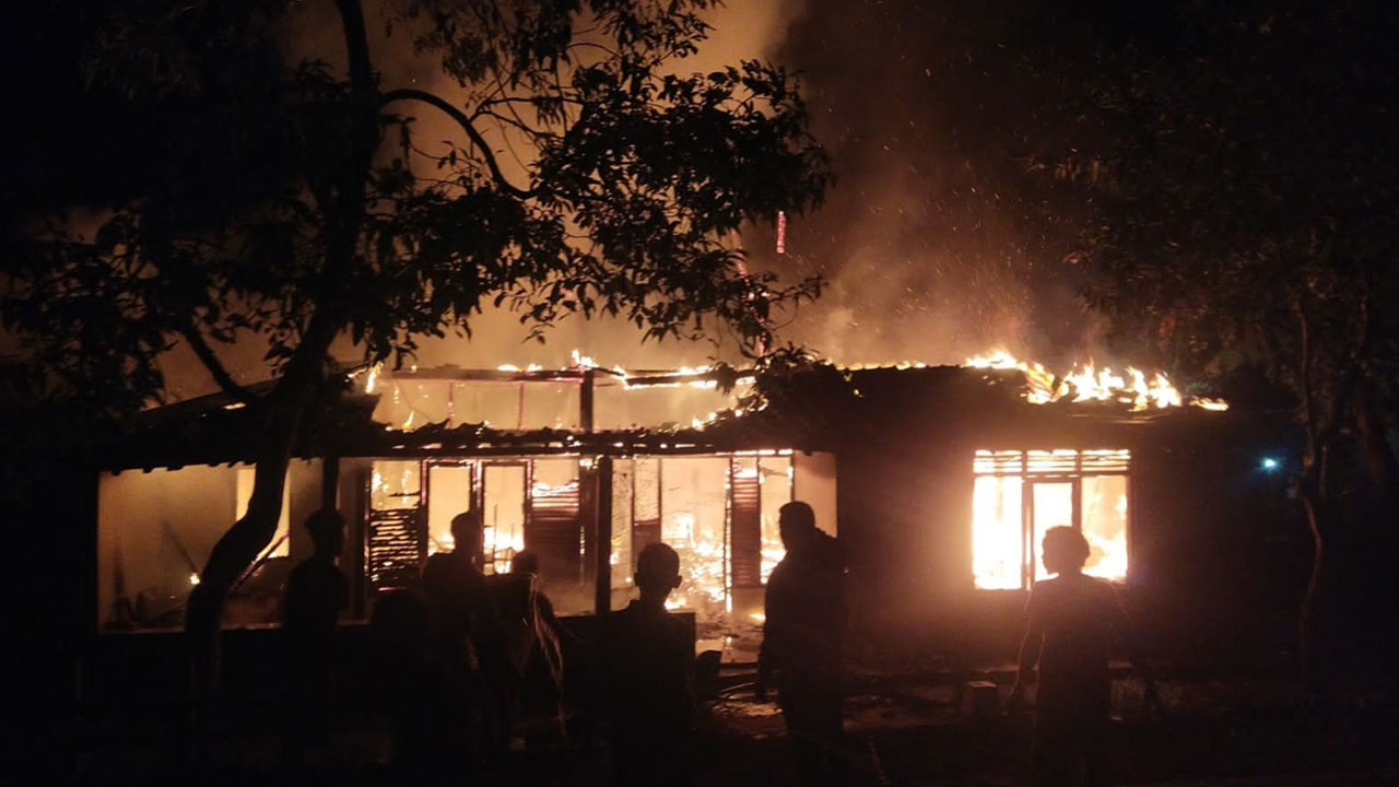 DALAM PENYELIDIKAN - Peristiwa kebakaran menimpa rumah milik Suwinarno, 45, warga Padukuhan Blimbing, Kalurahan Girisekar, Kapanewon Panggang pada Selasa (23/5) malam. POLSEK PANGGANG UNTUK RADAR JOGJA