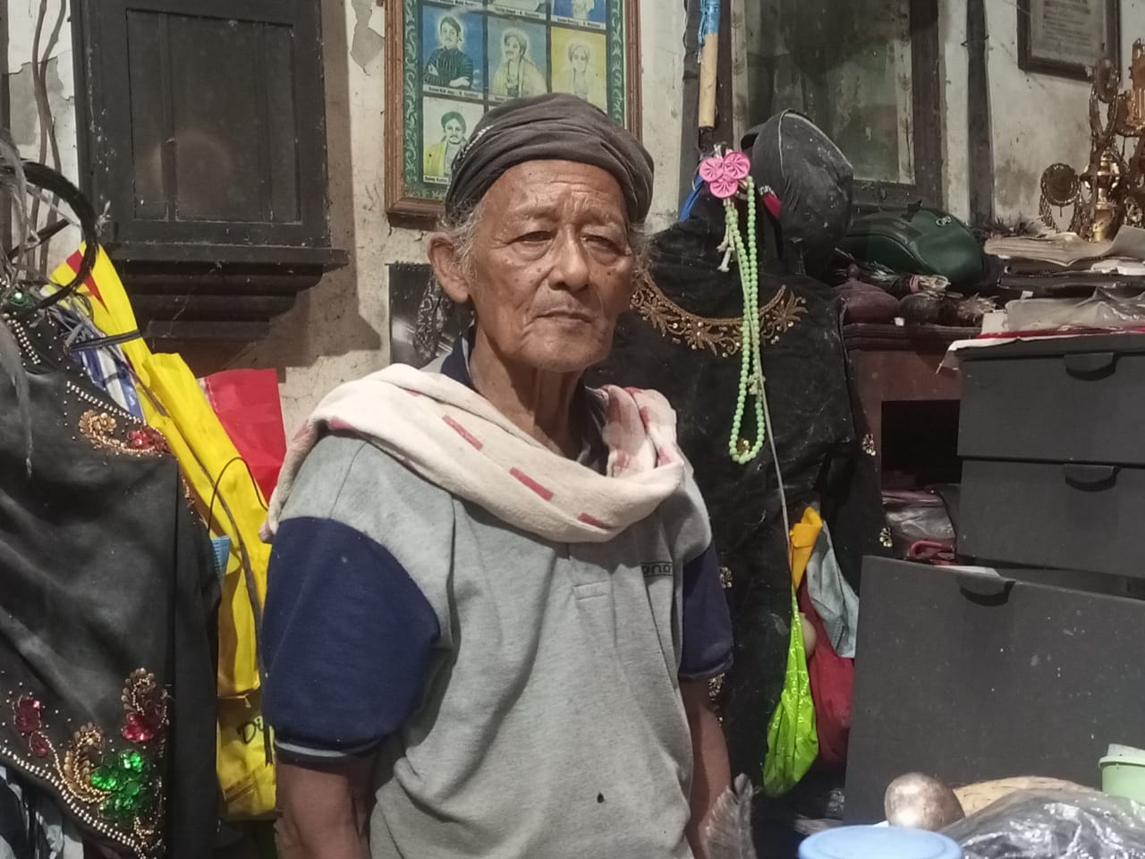 SOSIAL: Sosok Mbah Marsiyo, 90, pendiri Padepokan Walisiri yang menampung banyak orang dengan gangguan jiwa (ODGJ). (M Hafied/Radar Kebumen)