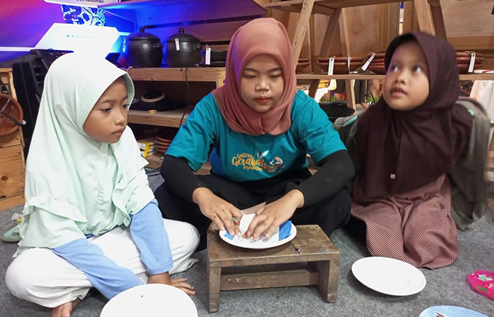 BERKEMBANG : Perajin gerabah di Desa Pejagatan, Kecamatan Kutowinangun mengenalkan gerabah sebagai wahana edukasi.(M Hafied/Radar Kebumen)
