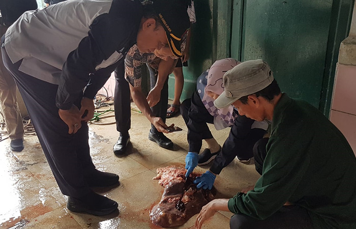 MONITORING: DKPP Purworejo melakukan monitoring ke sejumlah tempat di Kabupaten Purworejo untuk memastikan daging yang dikonsumsi masyarakat sehat.DKPP Purworejo untuk Radar Purworejo 