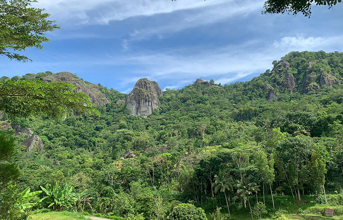 JEJAK MASA LALU - Penampakan Geosite Gunung Sewu di Gunung Api Purba Nglanggeran, Kalurahan Nglanggeran, Kapanewon Patuk. Keindahan alamnya menjadi daya tarik wisata yang mengesankan.(GUNAWAN/RADAR JOGJA)