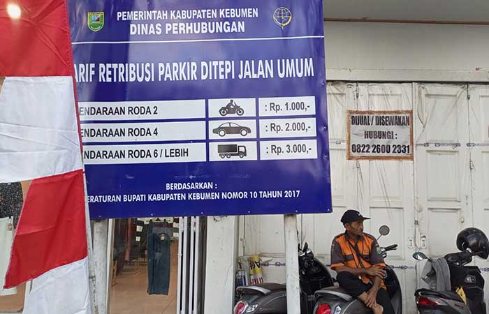 Plang tarif retribusi parkir terpasang jelas di tepi Jalan Pemuda, Kebumen. (M HAFIED/RADAR KEBUMEN)